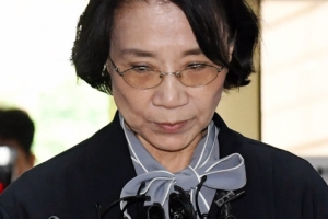 [서울포토] 핼쑥해진 모습으로 법원 출석하는 이명희