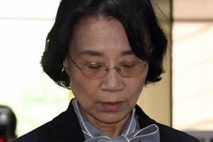 [서울포토] 영장심사 출석… 질문에 한숨쉬는 이명희