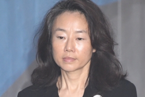 [서울포토] 굳은 표정으로 공판 출석하는 조윤선