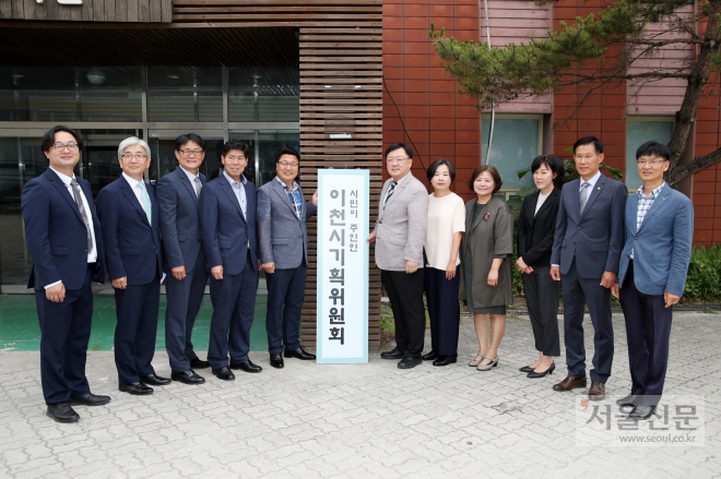 엄태준 경기 이천시장 당선자가 20일 오전 설봉공원 내 도자기 조합 사무실에서 현판식을 갖고 기념사진을 찍고있다. (엄태준 당선자 인수위 제공). 