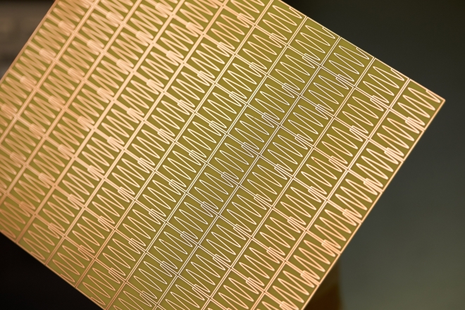 변영재 교수팀이 금속에 전파를 통과시키는 역할을 하는 사인곡선 패턴. 직사각형 속 사인곡선 무늬가 반복된다. UNIST 제공