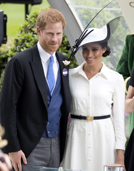 영국의 해리 왕자와 매건 마클 왕자비가 19일(현지시간) 영국 런던의 ‘로열 애스콧’ 경마 대회에 참석하고 있다.  EPA 연합뉴스