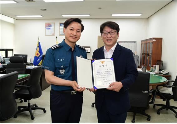 서울특별시의회 양준욱 의장은 흉기 난동범을 제압한 우형찬 의원(더불어민주당, 양천3)이 20일 양천경찰서로부터 살인미수 피의자 검거와 치안질서 확립에 기여한 공으로 표창을 받았다.