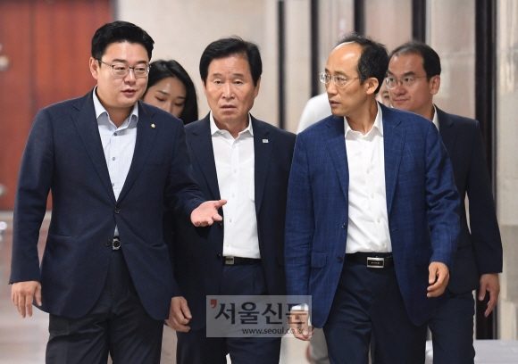 [서울포토] 자유한국당 초선모임 참석하는 의원들