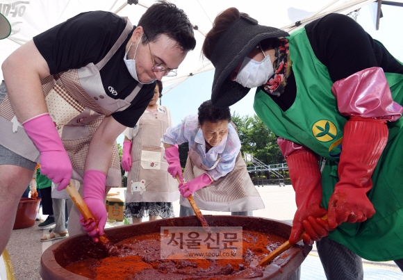 [서울포토] 함께 만드는 전통 고추장