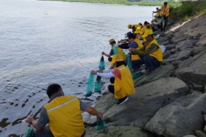 김포고촌 백마도 한강에 참게새끼 33만마리 풀었다