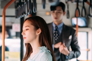 ‘김비서가 왜 그럴까’ 박서준-박민영, 버스 안 ‘숨멎 밀당’ 포착