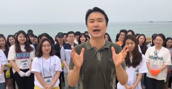 아이스 버킷 챌린지의 다음 도전자로 남북미 3명의 정상을 지목한 배우 채시라의 남편 김태욱 아이패밀리SC 대표. 2018.6.21  아이패밀리SC 인스타그램 캡처