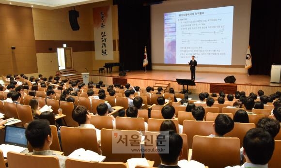 국가공무원인재개발원 대강당에서 ‘신임 관리자 과정’ 교육생들이 강의를 듣고 있다.  이종원 선임기자 jongwon@seoul.co.kr