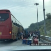 고속도로 갓길에서 관광버스 세워놓고 술판…범칙금 고작 5만원