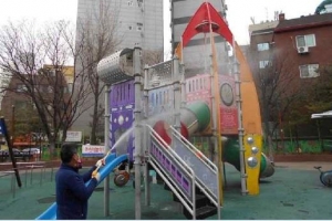 위생 걱정 없는 은평 놀이터…71곳 위생 점검·모래 소독