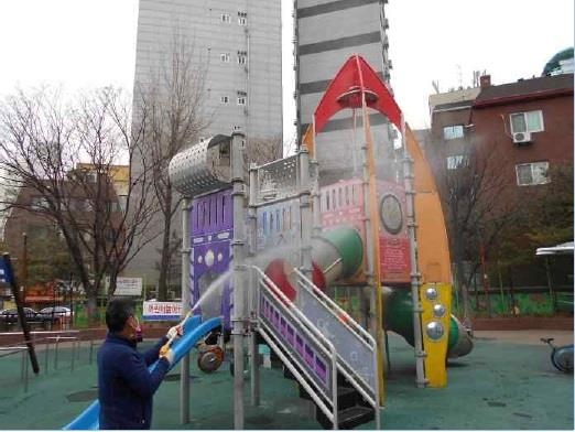 서울 은평구에 있는 한 놀이터에서 살균작업이 진행되고 있다.  은평구 제공