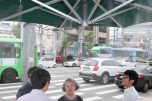 [현장 행정] 물안개 피어나는 그늘막… 강북은 쿨하다