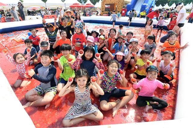 ‘퇴촌 토마토축제’ 가운데 최고 인기 프로그램은 토마토 풀장으로, 올해는 토마토 풀장 2곳과 토마토 슬라이드가 설치된다. 사진은 지난해 축제 모습. 광주시 제공