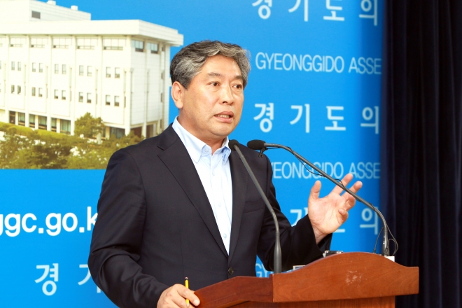 송한준 경기도의원이 21일 도의회 브리핑룸에서 제10대 도의회 전반기 의장 선거 출마를 선언하고 있다.