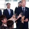[서울포토] ‘남북 적십자회담’ 떠나기전 취재진 질문에 답하는 남측 대표단