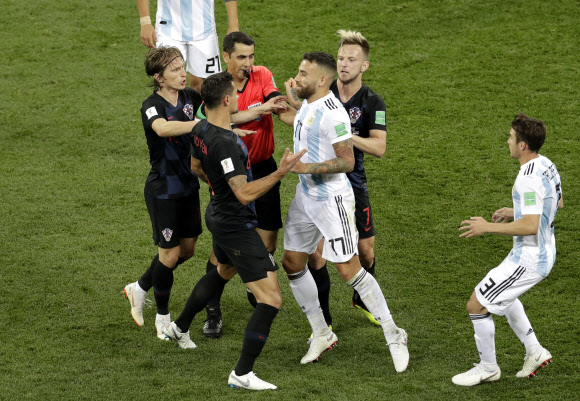 화난 오타멘디, 크로아티아 선수들과 충돌