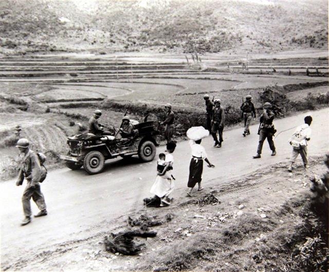1950년 군인과 피난민 모습