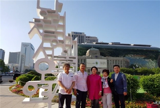 공공미술위원회와 건축물 미술작품 심의 위원으로 활동 중인 이혜경 서울시의원(중구2, 자유한국당)은 지난 20일, 서울광장에 개최된 공공미술프로젝트 ‘오늘’의 두 번째 작품인 김신일 작가의 ‘우리의 빛’ 제막식에 참석했다.