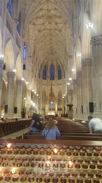 미국 뉴욕의 한 성당에서 미국인들이 기도를 하고 있다.