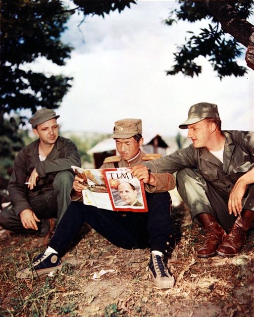 국사편찬위원회는 22일 6·25 전쟁 발발 66주년을 앞두고 미국 국립문서기록관리청(NARA)에서 수집한 사진자료 14장을 공개했다.  1951년 7월 8일 개성에서 예비 휴전회담이 이뤄지는 가운데 북한군 병사(가운데)와 미군 병사가 매슈 리지웨이 당시 유엔군 사령관이 표지인물로 실린 1951년 6월 16일자 ‘타임’지를 읽는 모습. 국사편찬위원회 제공