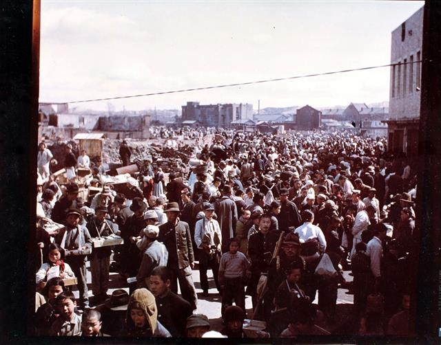 1951년 3월 19일 다시 열린 시장에는 사람들이 북적인다.  국사편찬위원회 제공