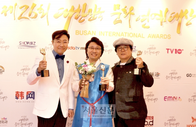 한한국(가운데) 교수가 제26회 대한민국 문화연예대상 시상식에서 ‘글로벌문화예술외교대상’을 수상했다. 김포시 제공