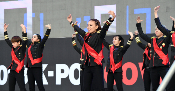 23일 서울시청 앞 광장에서 서울신문 주최로 열린 2018 K-POP 커버댄스 페스티벌에 참가한 필리핀의 Daisy Siete 팀이  댄스를 선보이고 있다. 2018. 6. 23 정연호 기자 tpgod@seoul.co.kr