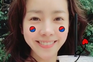 “붉은 악마” 한지민, 김혜수 커피 들고 ‘한국 멕시코 전’ 응원