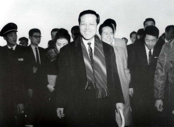 1962년 전권대사 자격으로 한·일 협정 협상에 나선 당시 김종필(가운데) 중앙정보부장. 연합뉴스