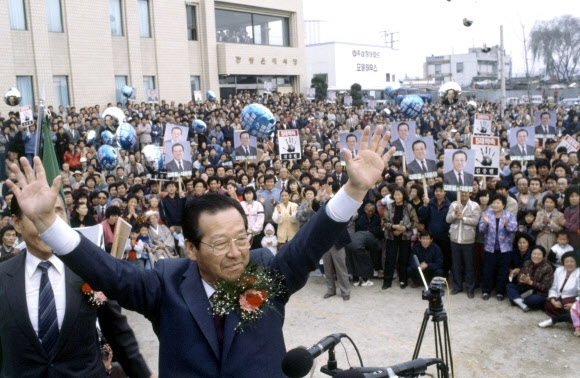 김종필 전 총리가 1987년 11월 22일 대통령 후보로 나서 경기 포천 유세에서 두 손을 번쩍 들고 있는 모습. 연합뉴스