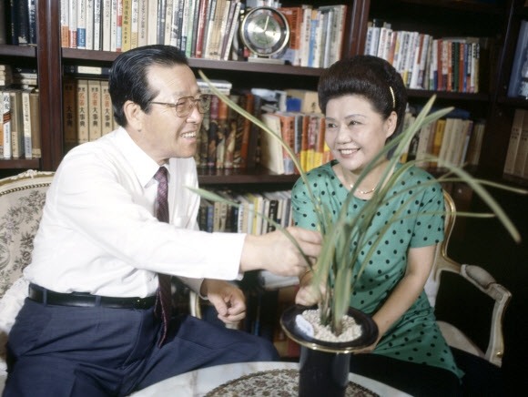 1987년 9월 당시 김종필(왼쪽) 신민주공화당 대통령 후보가 서울 중구 신당동 자택에서 부인 박영옥씨와 함께 있는 모습. 연합뉴스