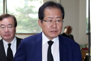 홍준표, 김종필 전 총리 조문 와서 “친박, 지지율 오르나 보자”