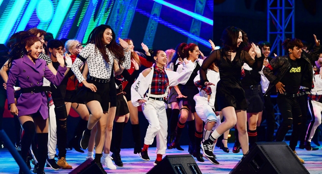 23일 서울시청 앞 서울광장에서 열린 ‘K팝 커버댄스 페스티벌’에서는 방탄소년단부터 트와이스, 블랙핑크 등 다양한 한국 아이돌의 곡들이 커버됐다. 사진은 전 출연자들이 K팝 메들리 곡에 맞춰 플래시몹을 펼치는 모습.  정연호 기자 tpgod@seoul.co.kr