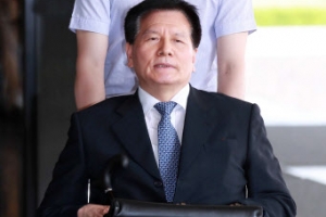 검찰 ‘양대노총 파괴’ 이채필 전 노동부 장관 소환 조사