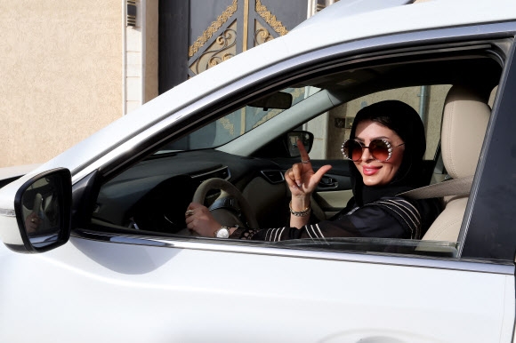 여성 운전이 허용된 첫 날인 24일(현지시간) 사우디아라비아 여성 운전자의 모습. EPA 연합뉴스