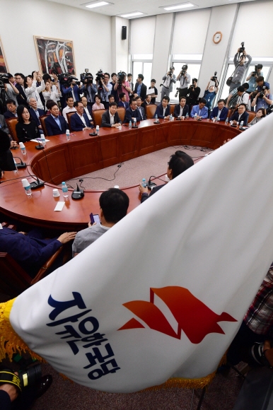 25일 국회 당 원내대표실에서 열린 초·재선 모임에 참석한 한국당 의원들이 김 권한대행과 준비위에 대한 비난을 쏟아내며 발언하는 모습. 정연호 기자 tpgod@seoul.co.kr