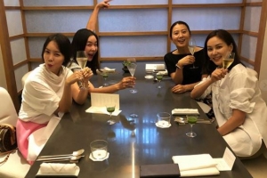 김희애x고소영x이혜영x김정은, 여배우 모임 인증샷 ‘이 조합 실화?’