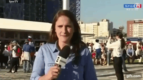 24일(현지시간) 브라질 방송의 기자 줄리아 구미아레스가 러시아 예카테린부르크 지역에서 월드컵 관련 생중계를 진행 중 한 남성의 기습 키스를 가까스로 피하고 있다.  가디언 유튜브