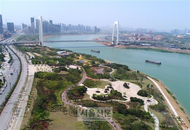 26일 중국 남부 광시좡족 자치구 성도인 난닝시 융장강에 녹지 생태공원이 조성돼 있다.