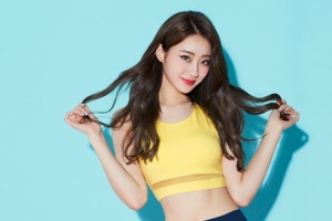 “건강美 폭발” 경리, 완벽 몸매 돋보이는 여름 화보 공개