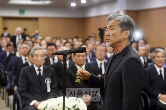 음악인 장사익이 27일 서울아산병원에서 엄수된 고(故) 김종필 전 국무총리의 영결식에서 조가를 부르고 있다. 도준석 기자 pado@seoul.co.kr