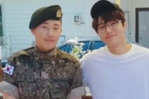 그룹 인피니트 성규, 신병교육대 수료식 인증샷 “충성!”