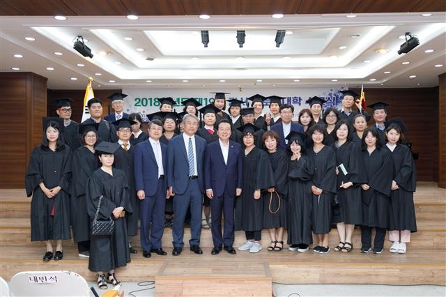 노현송(앞줄 오른쪽 여덟 번째) 서울 강서구청장이 지난 19일 KC대학교에서 열린 ‘제19기 강서 새로미 대학’ 수료식에 참석, 졸업생들과 기념촬영을 하고 있다.  강서구 제공