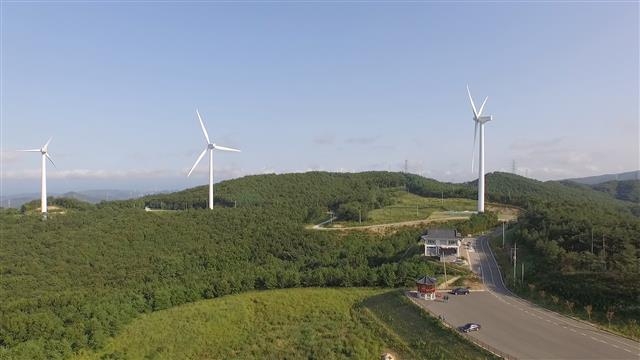 동서발전은 신재생에너지의 일환으로 풍력발전을 확대하고 있다. 사진은 1호 풍력발전인 경주 풍력.  한국동서발전 제공