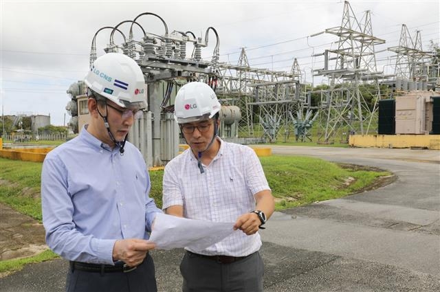 김영섭(왼쪽) LG CNS 사장이 괌 에너지저장장치(ESS) 시스템 구축 현장을 사전 점검하고 있다. LG CNS 제공