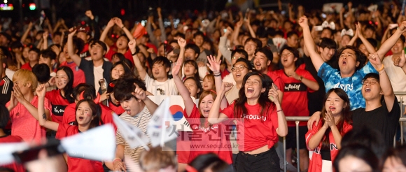 28일 새벽 서울 종로구 광화문광장에서 거리응원을 펼치던 축구팬들이 한국이 독일을 2대0으로 꺾고 승리를 확정 짓자 만세를 부르며 환호하고 있다. 박지환 기자 popocar@seoul.co.kr