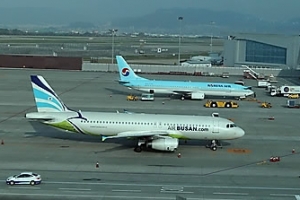 김해공항 출입국시스템 오류…항공기 잇단 지연 사태