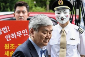 [포토] 검찰 출석한 조양호 회장과 피켓시위 벌이는 박창진 전 사무장