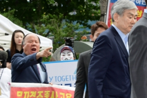 [서울포토] 분노의 삿대질 받는 조양호 회장